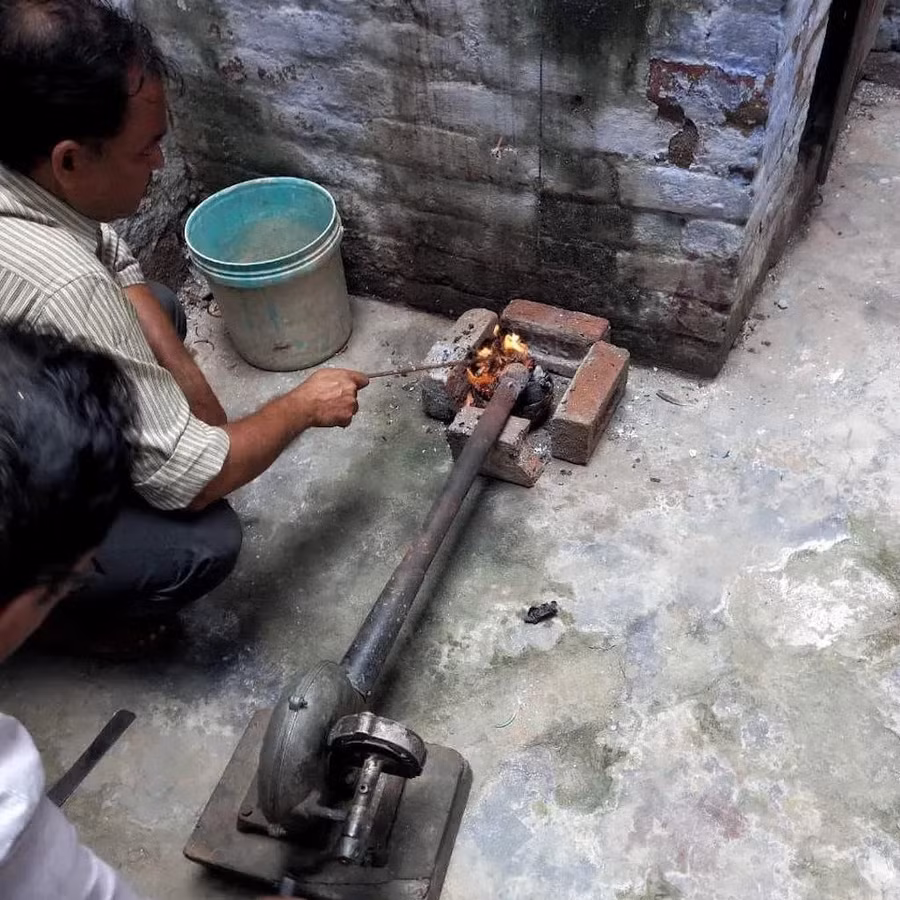 Doc dao nghe loc vang tu rac o An Do 3.jpg