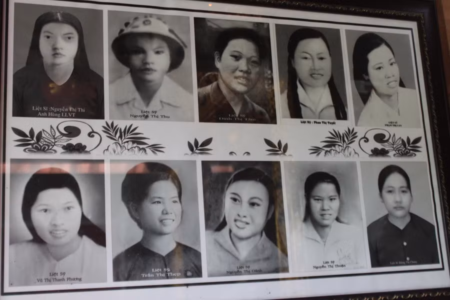 phuc dung chan dung 10 bong hoa thep lam ha (1).JPG