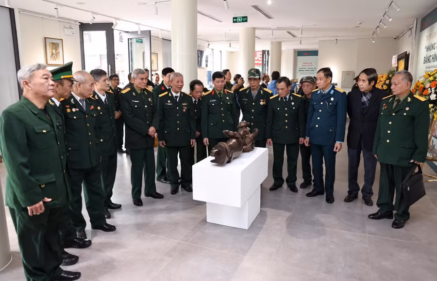nghe-si-chien-truong-ke-chuyen-su-bang-hinh-va-sac-1.jpg