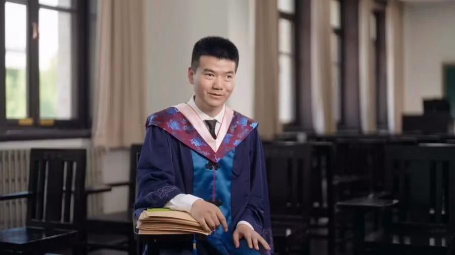Liang Jiangbo tốt nghiệp thạc sĩ tại Đại học Thanh Hoa.