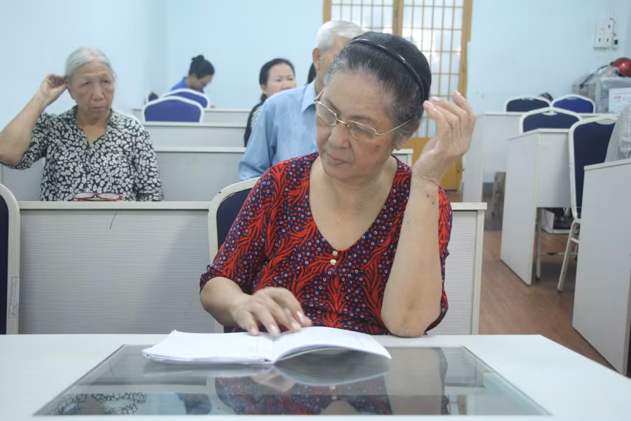 lop hoc xoa mu cong nghe cho nguoi cao tuoi (4).JPG