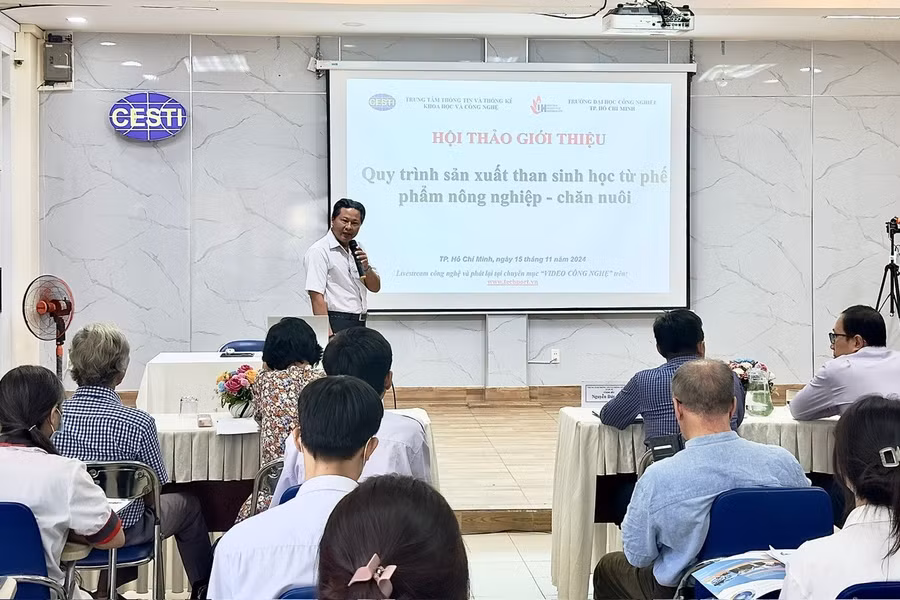TS Võ Thành Công báo cáo tại Hội thảo 'Quy trình sản xuất than sinh học từ phế phẩm nông nghiệp - chăn nuôi'.