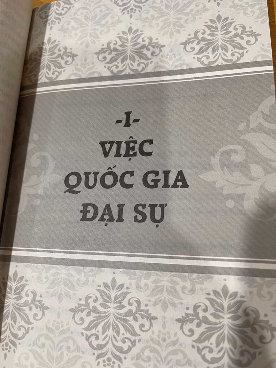 tu-trang-sach-hoi-them-ve-vua-chua-viet-2.jpg