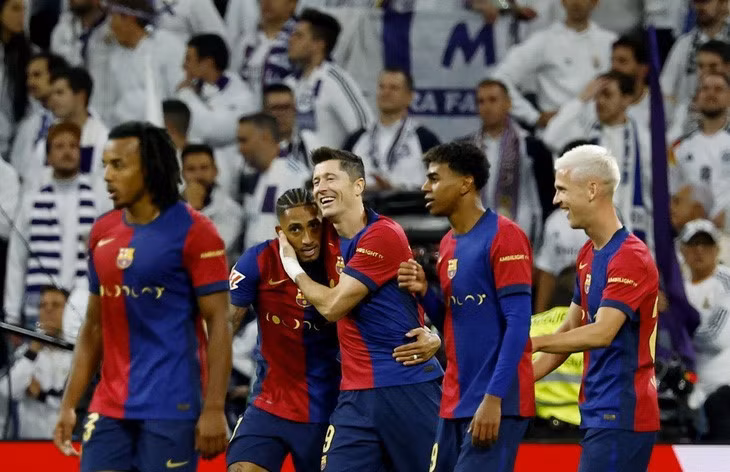 hansi-flick-va-tuan-trang-mat-cung-barca-1.jpg
