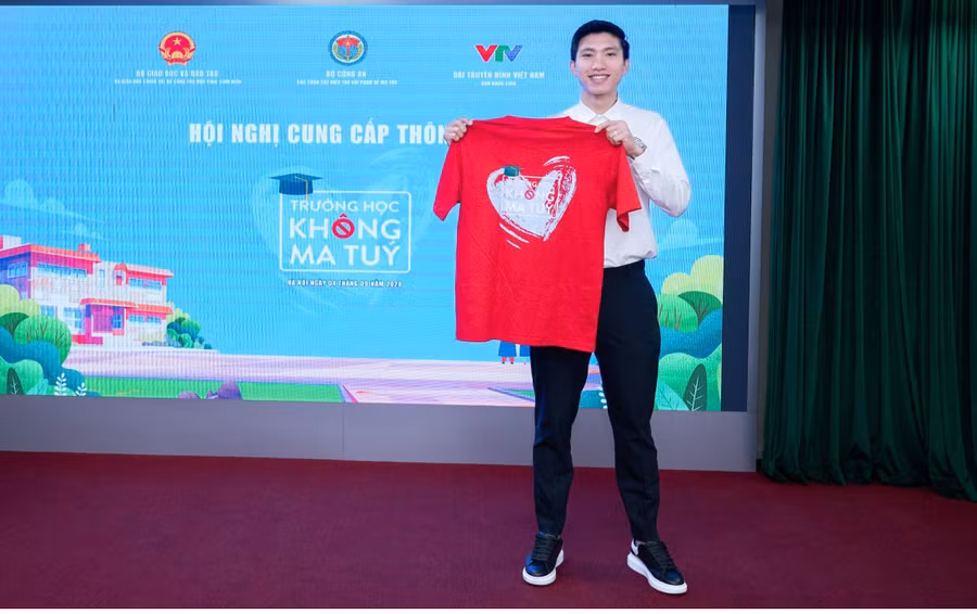 Cầu thủ Đoàn Văn Hậu lan tỏa thông điệp nói không với ma túy đến các em học sinh, sinh viên.