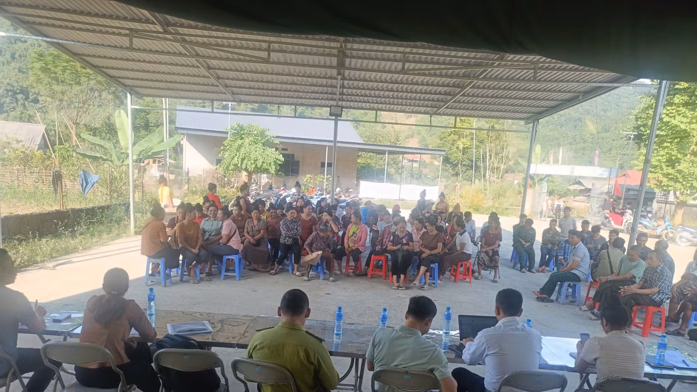 Một buổi họp của cán bộ xã với người dân bản Lĩnh.