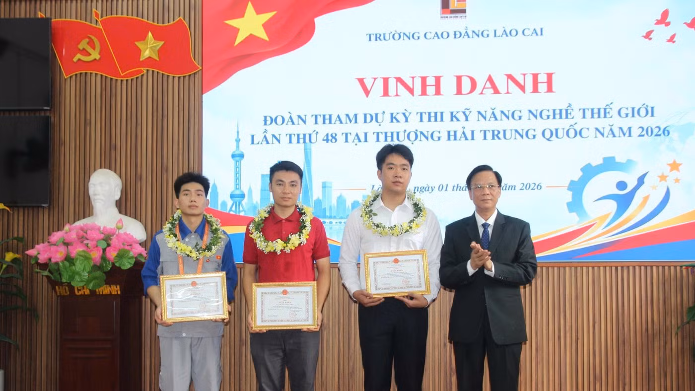 Ông Hoàng Quang Đạt, Hiệu trưởng Trường Cao đẳng Lào Cai tặng giấy khen cho các cá nhân có thành tích cao. 