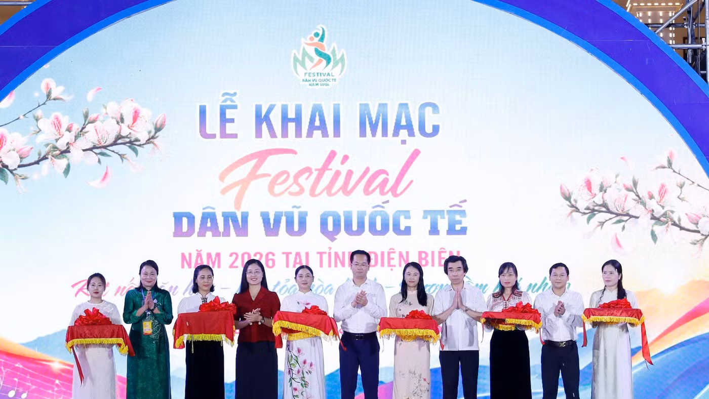 Các đại biểu thực hiện nghi thức khai mạc.