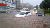 Ô tô trôi nổi trong thành phố ở Nga sau cơn mưa