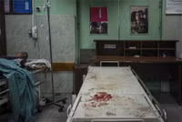 Máu thấm đỏ trường học Liên Hợp Quốc ở Gaza ảnh 6