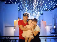 Vợ chồng nam diễn viên đã hẹn hò được khoảng 8 -9 năm rồi mới quyết định về ở chung. Hồng Đăng từng bị đồn lấy vợ đại gia nhưng anh đã phủ nhận. 
