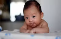 MC Đan Lê khoe ảnh em bé thứ 2 đã biết lẫy
