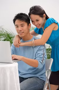 Nhận biết anh ấy có yêu bạn thật lòng ảnh 13