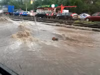 Ô tô trôi nổi trong thành phố ở Nga sau cơn mưa