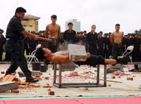 Những màn võ thuật danh hư bất truyền của cảnh sát Việt Nam ảnh 6