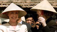 Cựu đệ nhất phu nhân Mỹ Hillary Clinton và con gái Chelsea đội nón lá truyền thống của Việt Nam trong chuyến thăm vào năm 2000 - Ảnh: Reuters