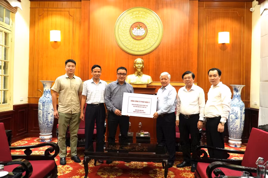 anh-2-ung-ho-khac-phuc-hau-qua-bao-lut-9974.jpg