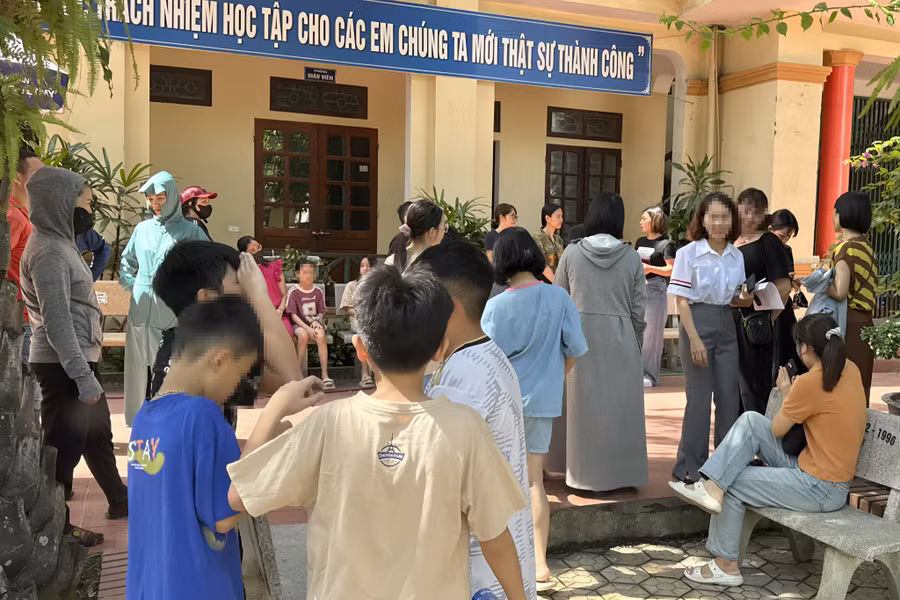 Phụ huynh, học sinh đến Trường THCS Lê Lợi bày tỏ nguyện vọng. Ảnh: PHCC