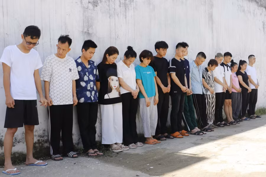 Những người trong đường dây đánh bạc bị công an bắt giữ. Ảnh: CANA