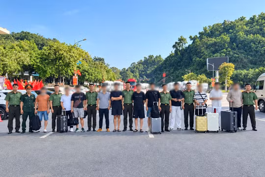 Phòng Quản lý xuất nhập cảnh Công an tỉnh Hưng Yên phối hợp trục xuất 11 người Trung Quốc. Ảnh: Công an tỉnh Hưng Yên