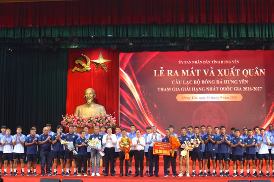 Lãnh đạo tỉnh Hưng Yên tặng hoa chúc mừng Câu lạc bộ bóng đá Hưng Yên.