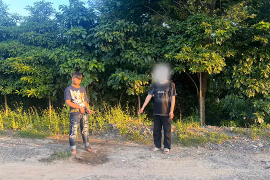 Đàm Phương Đông (bên trái) cùng bị hại chỉ dẫn tại hiện trường vụ cướp tài sản. Ảnh: Công an tỉnh Hưng Yên
