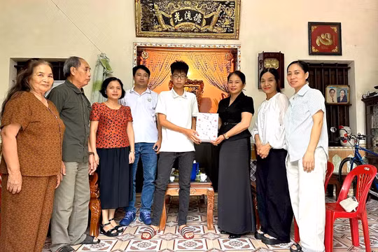 Thầy cô giáo Trường THPT Vũ Tiên trao quà, động viên học sinh có hoàn cảnh khó khăn.