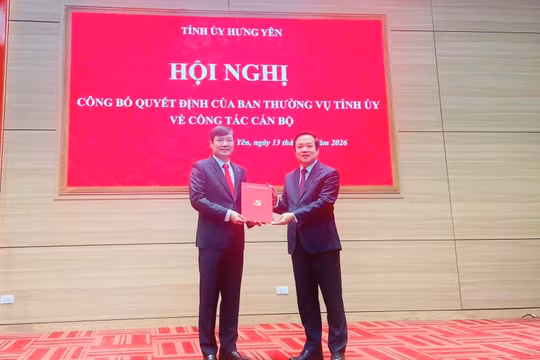 Ông Phạm Quang Ngọc, Bí thư Tỉnh ủy Hưng Yên trao quyết định cho ông Nguyễn Tuấn Phong. Ảnh: Ban Tuyên giáo Tỉnh ủy Hưng Yên