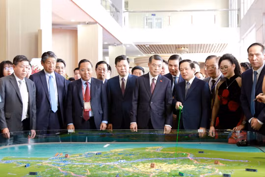 Thủ tướng Chính phủ Lê Minh Hưng nghe lãnh đạo tỉnh Hưng Yên giới thiệu sa bàn về quy hoạch tỉnh. Ảnh: Đinh Chiến