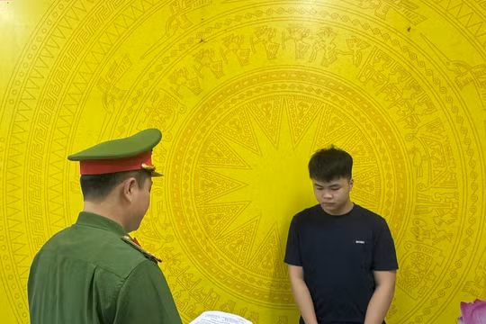 Cơ quan Công an tống đạt quyết định khởi tố bị can đối với Lê Thanh Tùng. Ảnh: Công an tỉnh Hưng Yên