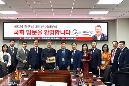 Đoàn công tác tỉnh Hưng Yên gặp gỡ Nghị sĩ Quốc hội Park Jeong-ha. Ảnh: Cổng thông tin tỉnh Hưng Yên