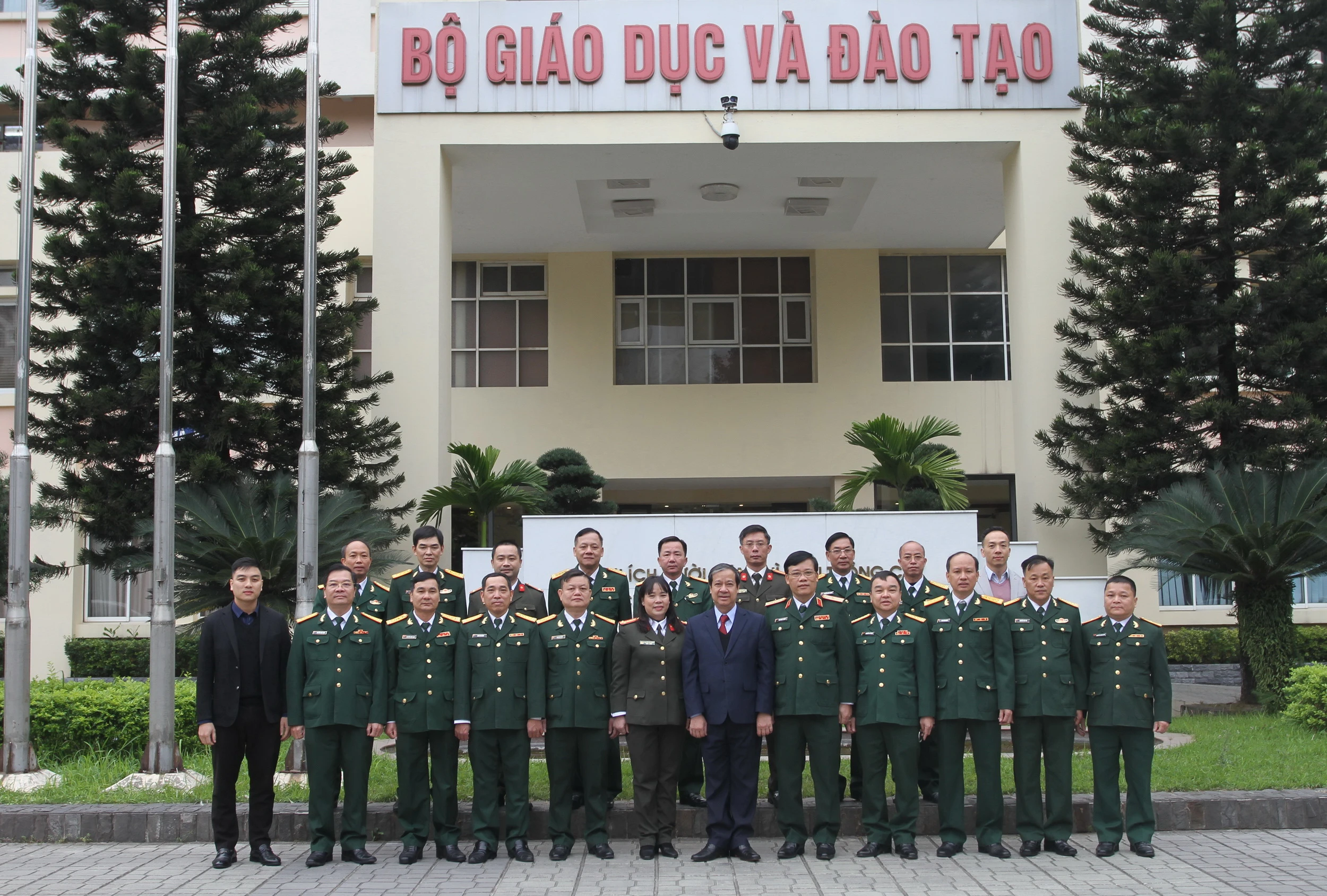 Bộ trưởng Nguyễn Kim Sơn chụp ảnh lưu niệm với tập thể Vụ Giáo dục Quốc phòng và An ninh.