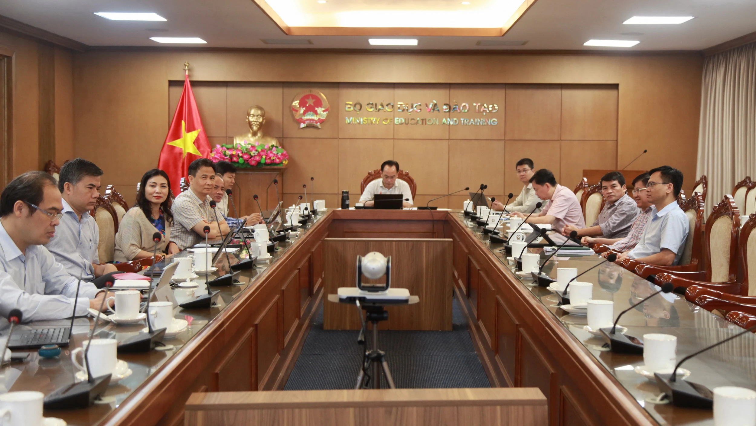 Thứ trưởng Hoàng Minh Sơn cùng lãnh đạo các đơn vị liên quan dự hội nghị tại điểm cầu Bộ GD&ĐT. Thứ trưởng Hoàng Minh Sơn cùng lãnh đạo các đơn vị liên quan dự hội nghị tại điểm cầu Bộ GD&ĐT.