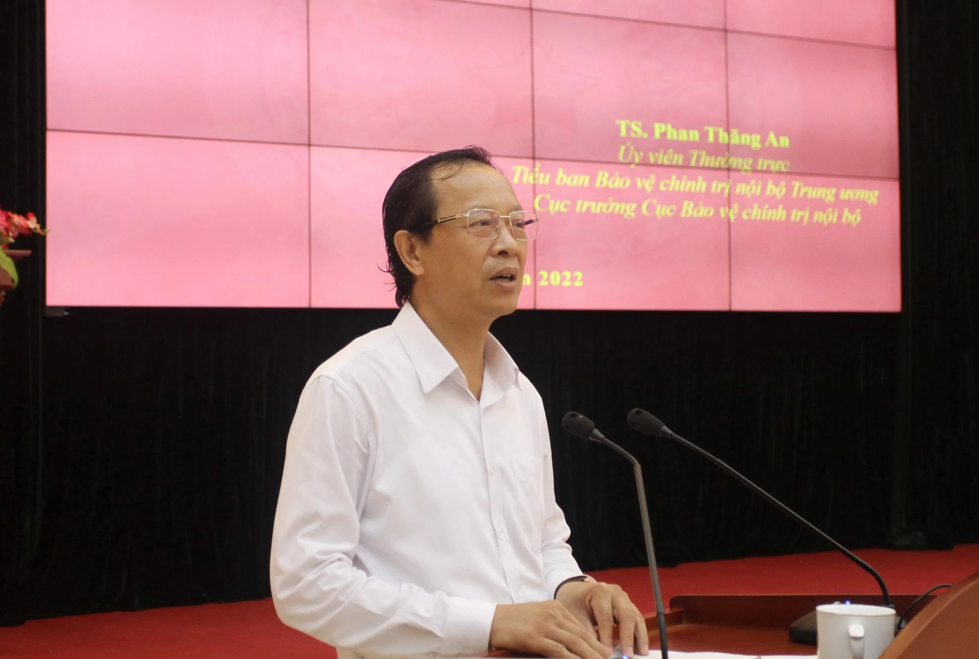 Thứ trưởng Phạm Ngọc Thưởng phát biểu tại hội nghị.