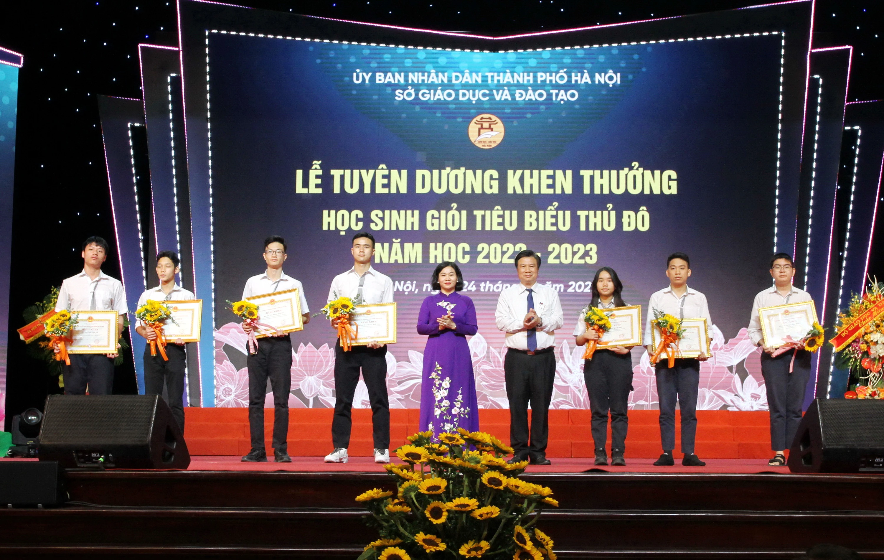 Thứ trưởng Bộ GD&amp;ĐT Nguyễn Hữu Độ và Phó Bí thư Thường trực Thành ủy Hà Nội Nguyễn Thị Tuyến trao bằng khen cho 7 học sinh đạt thành tích xuất sắc trong kỳ thi Olympic quốc tế.
