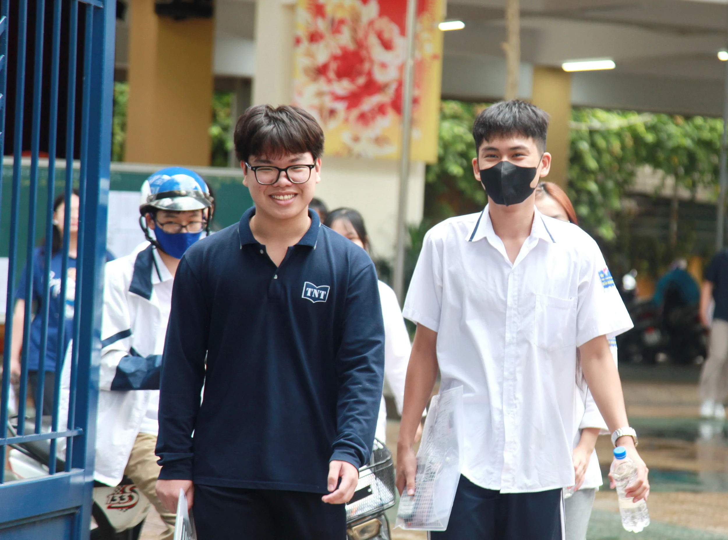 Đề thi vừa sức, nhiều thí sinh rời phòng thi với tâm trạng phấn khởi. Đề thi vừa sức, nhiều thí sinh rời phòng thi với tâm trạng phấn khởi.