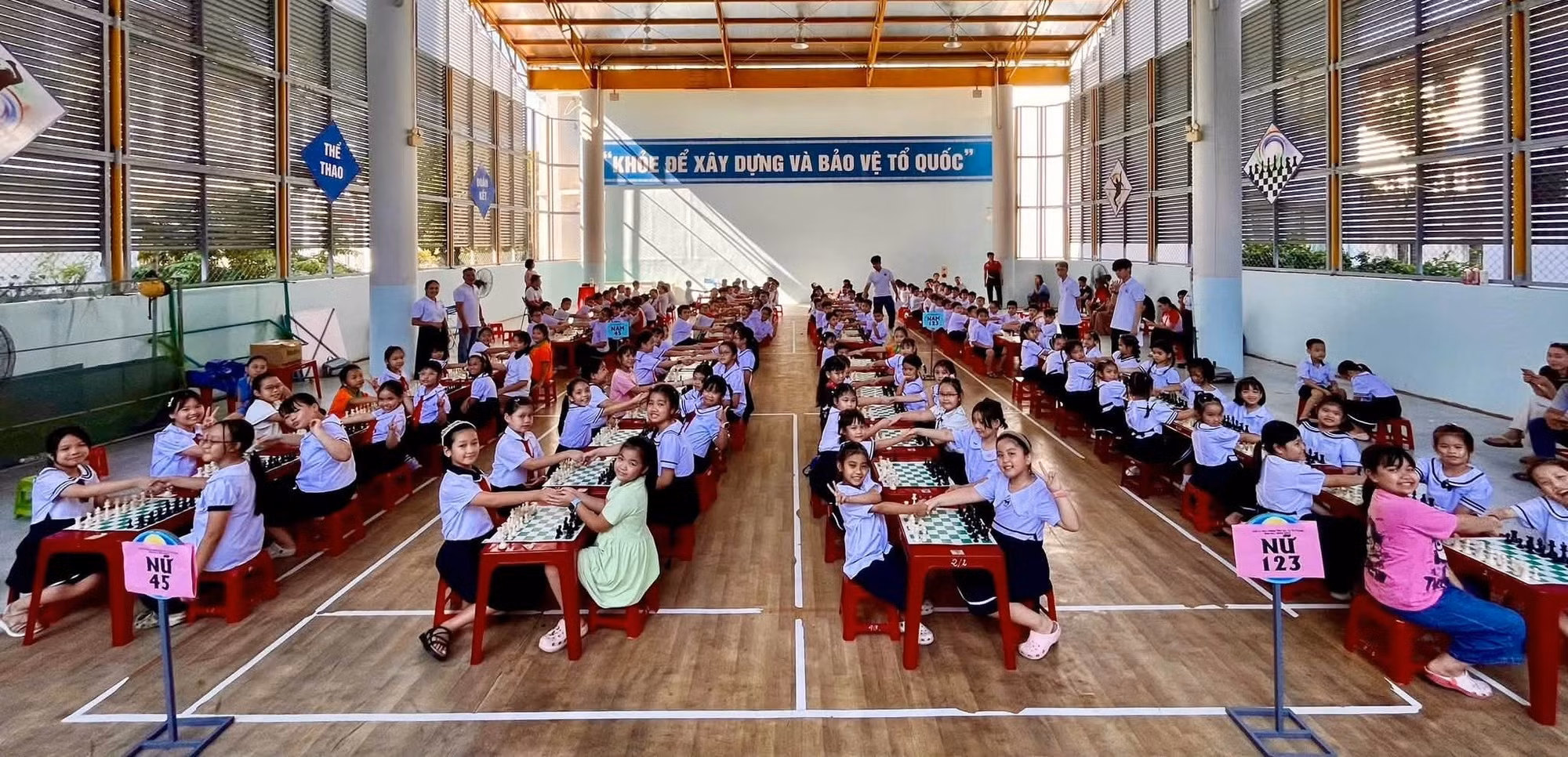 Học sinh Trường Tiểu học Lý Tự Trọng tham gia Hội khỏe Phủ Đổng cấp trường, bộ môn cờ vua.