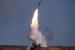 Ukraine lo ngại 17 bệ phóng S-400 tấn công mặt đất