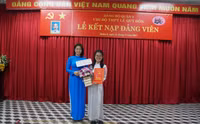 Học sinh lớp 12 xúc động đọc lời thề ngày kết nạp Đảng