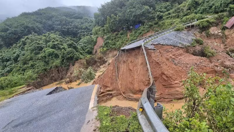 Vụ sạt lở khiến mặt đường Quốc lộ 12 bị cắt đôi với chiều dài vết đứt khoảng 10 mét.