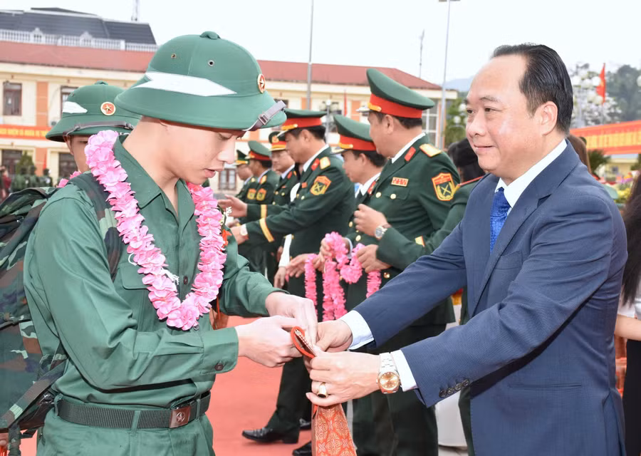 Ông Nguyễn Minh Phú, Phó Chủ tịch UBND tỉnh Điện Biên tặng quà tân binh lên đường nhập ngũ. 