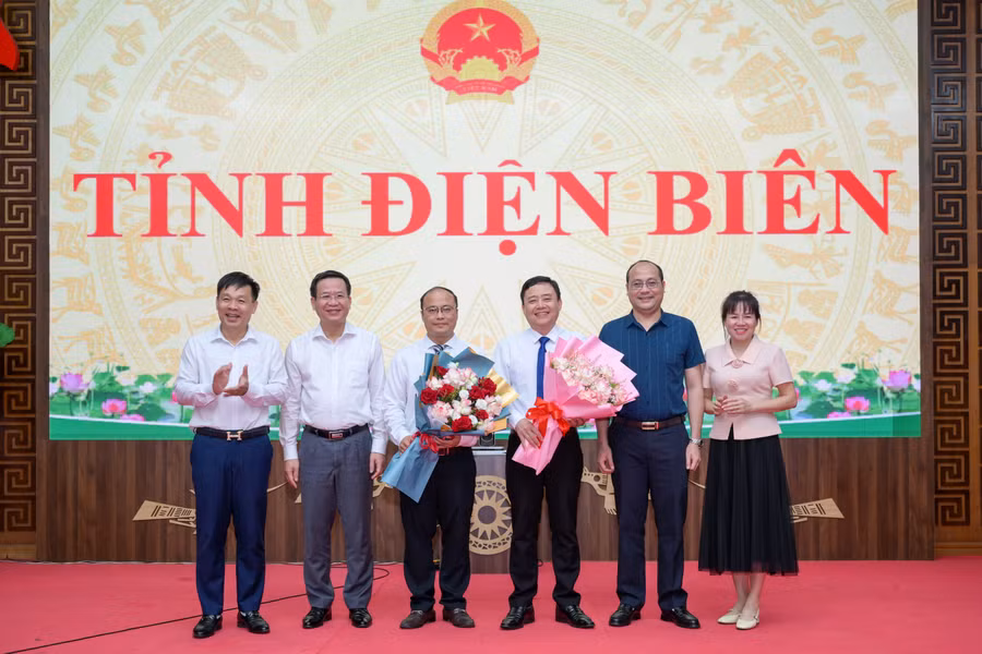 Hai Phó Chánh Văn phòng UBND tỉnh Điện Biên nhận hoa chúc mừng.