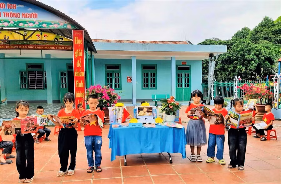 Học sinh Trường Tiểu học xã Núa Ngam hưởng ứng Ngày Sách và Văn hóa đọc.