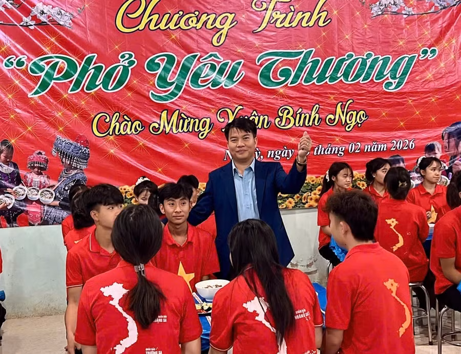 Trường PTDTNT THPT Nà Hỳ tổ chức chương trình Phở yêu thương cho toàn bộ thầy cô và học sinh trong trường.