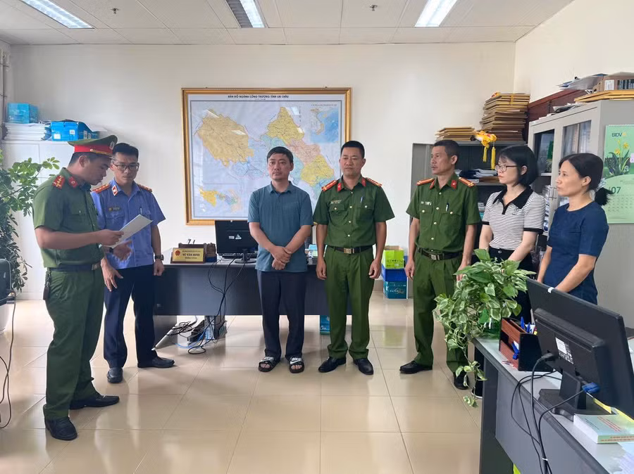 Cơ quan chức năng đọc lệnh tạm giữ hình sự đối với Vũ Văn Hinh, Trưởng Phòng Quản lý công nghiệp, Sở Công Thương tỉnh Lai Châu.