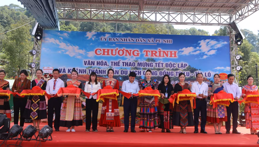 Các đại biểu cắt băng khánh thành bản du lịch Tù Lu Tìa Ló.