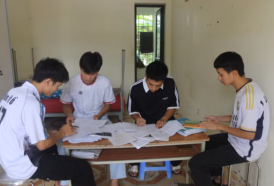 Học sinh lớp 12 tại Cơ sở Bảo trợ xã hội tổng hợp tỉnh Lai Châu ôn tập cho Kỳ thi tốt nghiệp.