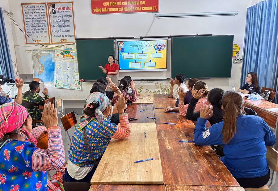Các phụ huynh tại xã Mường Mô tham gia lớp tập huấn chuyên đề "Phòng, chống mua bán trẻ em và đi xa an toàn".
