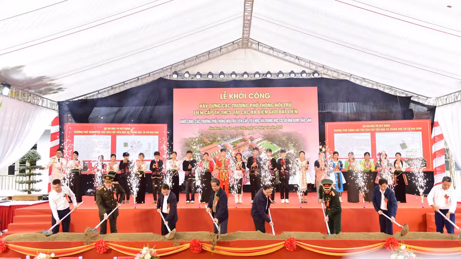 Bộ trưởng Nguyễn Kim Sơn cùng các đại biểu thực hiện Nghi thức Khởi công xây dựng Trường PTNT liên cấp TH&THCS Hua Bum, Dào San.