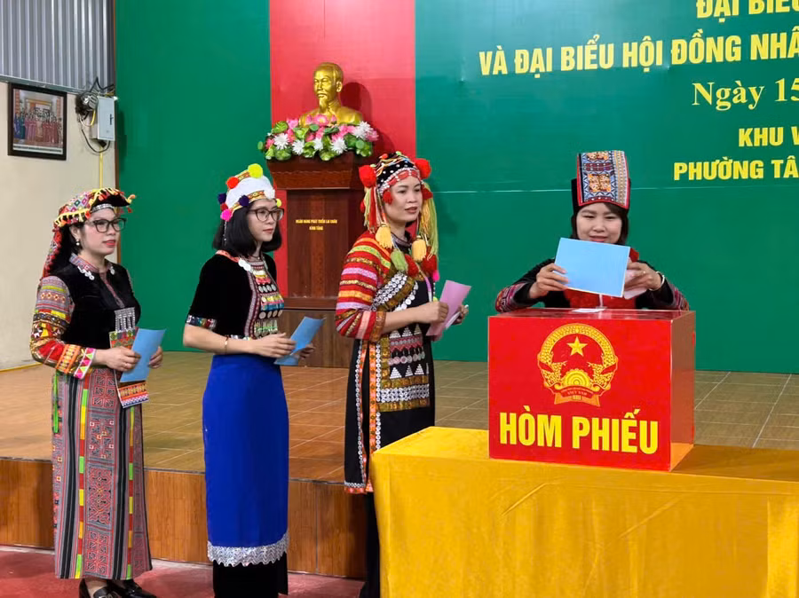 Cử tri ở Lai Châu trong trang phục truyền thống nô nức đi bầu cử.